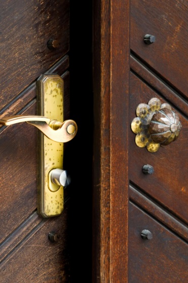 Discover the best ways to find unique door hardware, from antique salvage shops and estate sales to restoration and custom-made pieces.